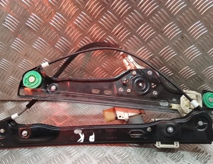 BMW 3 Series E90/E91/E92/E93 (2004-2013) Front Left Door Window Regulator 7060265 33797093