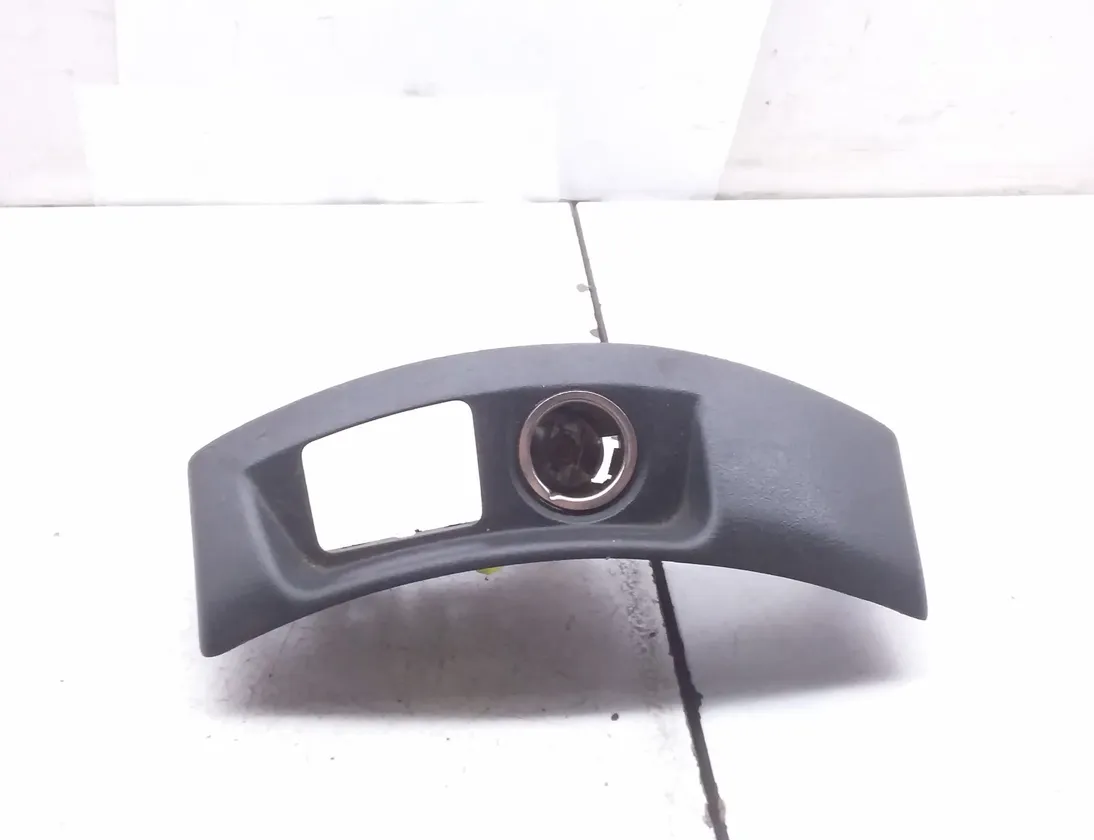 VOLVO V50 1 generation (2003-2012) Toma de 12 V. 8686026,33465m 33790453