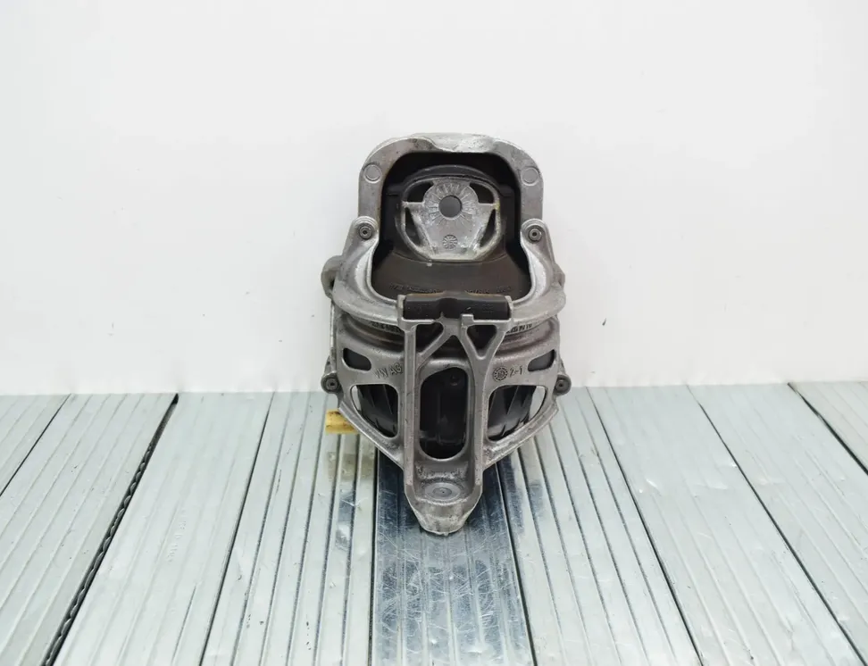 AUDI A4 B9/8W (2015-2024) Soporte del motor del lado derecho 4M0199372C 24946254