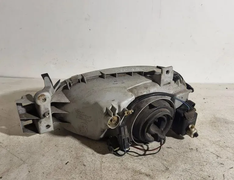 MAZDA 121 2 generation (1990-1996) Front Right Headlight E290061 31513187