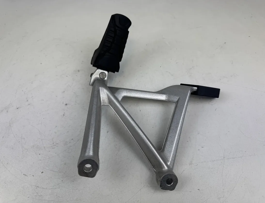 BMW R Soporte para clavija del reposapiés trasero derecho 46718532617,46718526740,46718530633,46718556264 29402614
