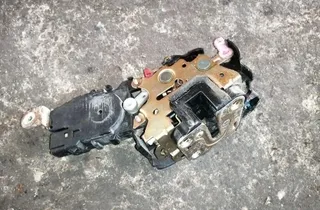 SUBARU Legacy 3 generation (1998-2003) Front Right Door Lock 33865317