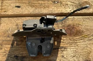OPEL Astra J (2009-2020) Cerradura del maletero del portón trasero 35047674
